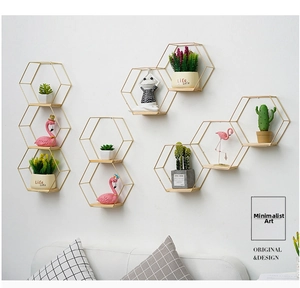 Détail de l'étagère murale hexagonale en fer doré avec plateaux en bois nordique
