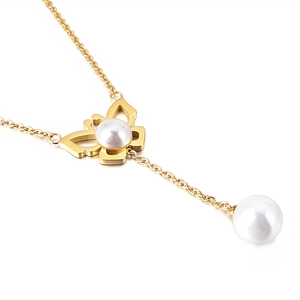 Élégant collier en Y doré avec papillon et deux perles blanches au design minimaliste