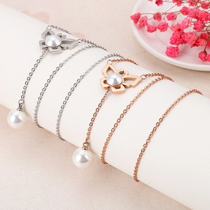Collier en acier titane avec pendentif papillon et perles en argent et or rose