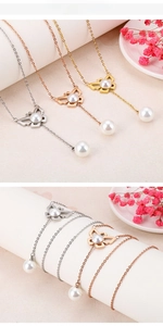 Détail du collier papillon avec perles élégantes en finitions argent or et rose