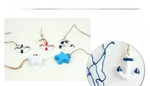 Détail de pendentifs nautiques méditerranéens avec bouée de sauvetage, ancre et étoile de mer