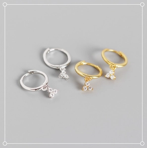 Gros plan de boucles d'oreilles créoles en argent S925 avec pendentifs en zircons brillants