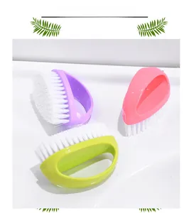 Tre spazzole ergonomiche per bucato a forma di uovo in colori vivaci con setole bianche dense