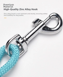 Détail du crochet en alliage de zinc et de la corde tressée bleue de la laisse
