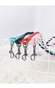Détail de laisses pour chiens en nylon réfléchissant avec mousquetons métalliques