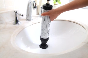 Sturalavandini manuale Drain Buster utilizzato su un lavandino in marmo per la pulizia