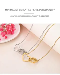 Détail de l'ensemble collier cœur et patte de chat entrelacés en or et argent poli