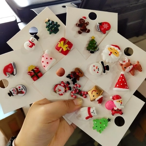 Weihnachts-Ohrstecker-Set aus Acryl mit Motiven wie Weihnachtsmann und Rentier