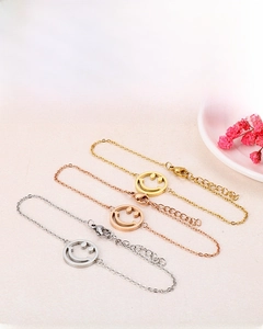 Détail de bracelets smiley tricolores avec finitions or, argent et or rose