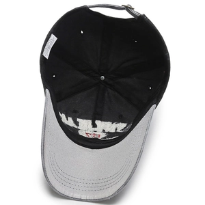 Casquette de baseball vintage en coton délavé avec bord gris et détails brodés
