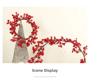 Vue détaillée de la couronne de Noël aux baies rouges et longues branches décoratives