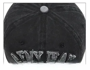 Vue détaillée d'une casquette rétro en coton délavé avec broderie et œillets d'aération