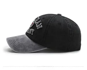 Vue latérale de casquette de baseball en denim délavé avec broderie vintage et aspect usé