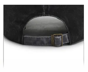Détail de la boucle en bronze réglable sur la casquette en denim noir délavé vintage