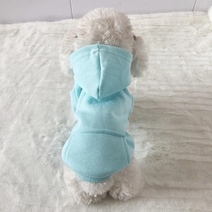 Felpa con cappuccio azzurra per cani e gatti con tasca su sfondo di peluche bianco