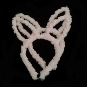 Detailaufnahme des weichen hellrosa Plüsch-Hasenohren-Stirnbands mit flauschigem Kunstfell