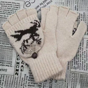 Détail des gants en tricot beige avec motif de cerf marron et rabat convertible pratique