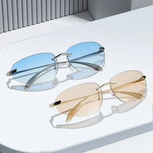Occhiali da sole Y2K senza montatura con lenti sfumate blu e champagne e montatura in metallo