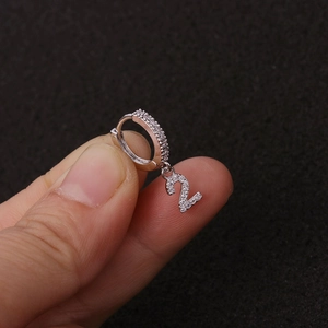 Detailaufnahme eines silbernen Creolen mit glitzerndem Zirkon-Zahl-2-Anhänger