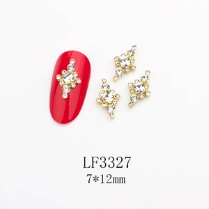 Vue détaillée des strass à ongles de 7x12mm en alliage doré avec cristaux clairs