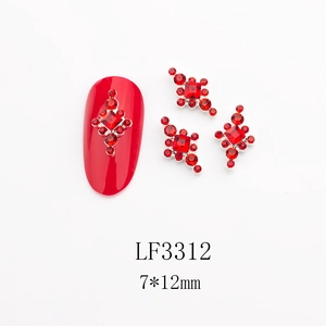 Détail du bijou d'ongle strass rouge 7x12mm avec cristal carré et base en métal argenté