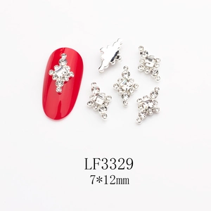 Détail macro de strass d'ongles en alliage fleur de croix 7x12mm avec style manucure rouge