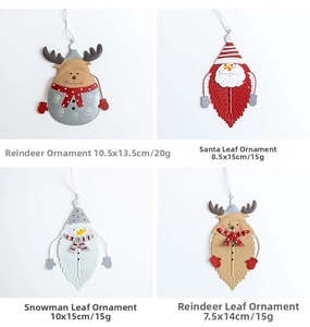 Lot de quatre ornements de Noël en métal peint avec Père Noël, bonhomme de neige et renne