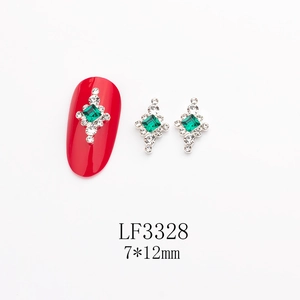 Détail de bijoux d'ongles rouges avec pierre carrée verte et cristaux brillants, 7x12mm