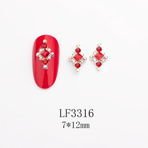 Vue macro du bijou d'ongle diamant rouge LF3316 7x12mm avec détails strass