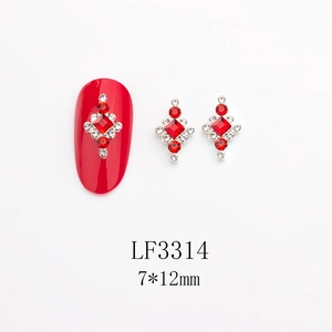 Détail macro d'un bijou d'ongle en alliage rouge avec strass, taille 7x12mm, art. LF3314