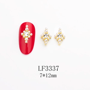 Détail de bijoux d'ongles avec strass diamant et perles sur socle doré élégant