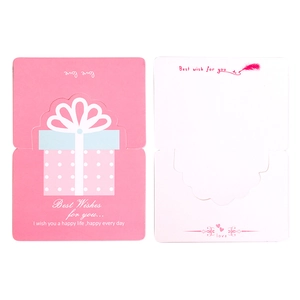 Carte de vœux rose avec illustration de boîte cadeau 3D et espace d'écriture interne