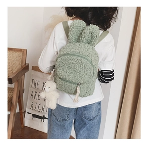Vue détaillée d'un sac à dos pour enfant en peluche vert clair avec oreilles de lapin