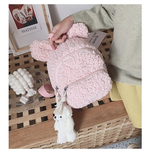 Détail du sac à dos en polaire sherpa rose pour enfant avec oreilles d'ours et peluche