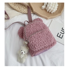 Vue détaillée du sac à dos rose en polaire pour enfant avec oreilles d'ours et bretelles