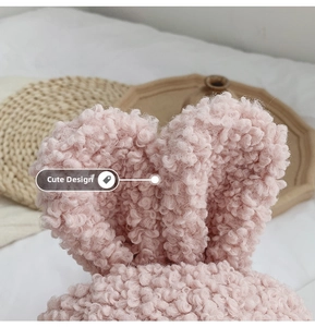 Vue détaillée de la texture polaire rose douce sur le sac à dos à oreilles de lapin