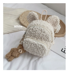 Détail du sac à dos blanc en peluche pour enfant avec oreilles d'ours et pendentif mignon