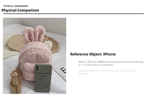 Comparaison de taille du sac à dos peluche lapin rose avec un smartphone de référence