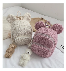 Détail de sacs à dos en laine d'agneau pour enfants avec oreilles d'ours mignonnes