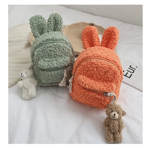 Détail de sacs à dos en laine d'agneau pour enfants avec oreilles de lapin et ours
