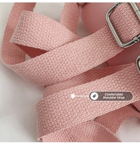 Gros plan des bretelles tissées roses confortables avec boucles de réglage en métal