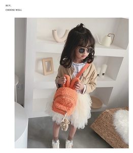 Détail du sac à dos enfant en peluche orange avec oreilles de lapin et charme d'ours