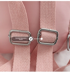 Gros plan des bretelles tissées roses avec boucles métalliques réglables sur le sac à dos
