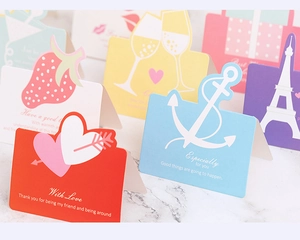 Gros plan de cartes de vœux minimalistes avec divers motifs sur fond de marbre