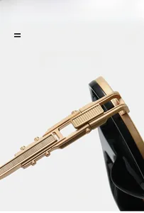 Nahaufnahme des goldenen Metallscharniers an schwarzer Sonnenbrille mit Textur und Flexibilität