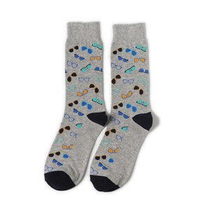 Détail de chaussettes grises avec motif de lunettes colorées et accents bleu marine