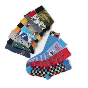 Détail de chaussettes en maille avec motifs animaliers et designs colorés variés