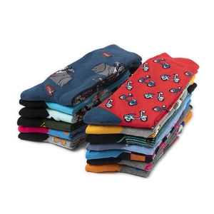 Détail de chaussettes en coton colorées avec motifs de requins et de scooters