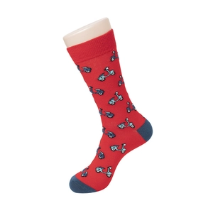 Détail de chaussettes rouges à motifs de scooters bleus avec talon et pointe contrastés