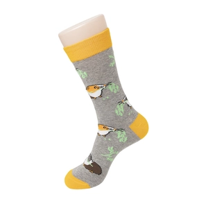 Gros plan de chaussettes en coton gris avec détails jaunes et motif hamster mignon